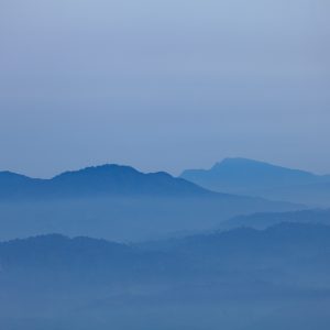 朦朧山景