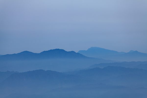 朦朧山景